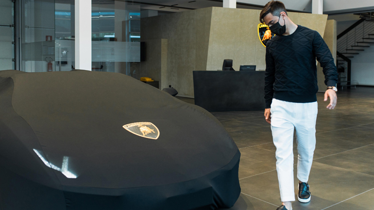 Ποιος διάσημος ποδοσφαιριστής αγόρασε τη Lamborghini των 740 ίππων;